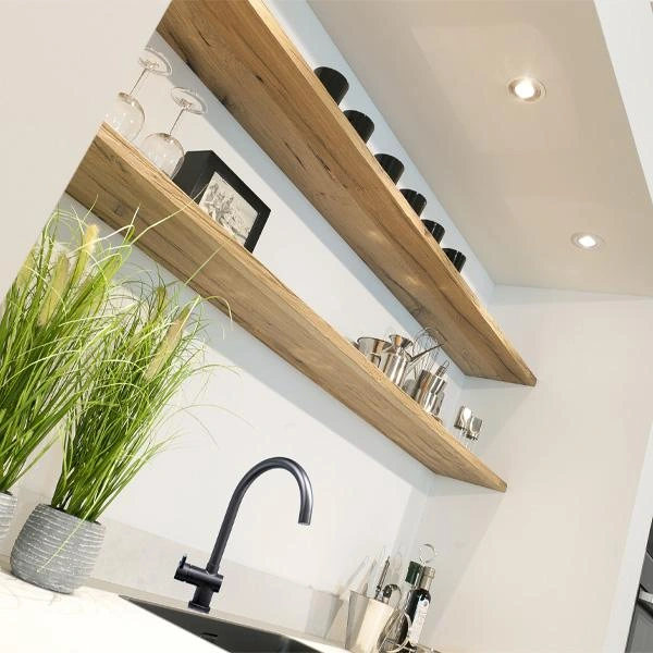 houten wandplanken voor opbergruimte keuken