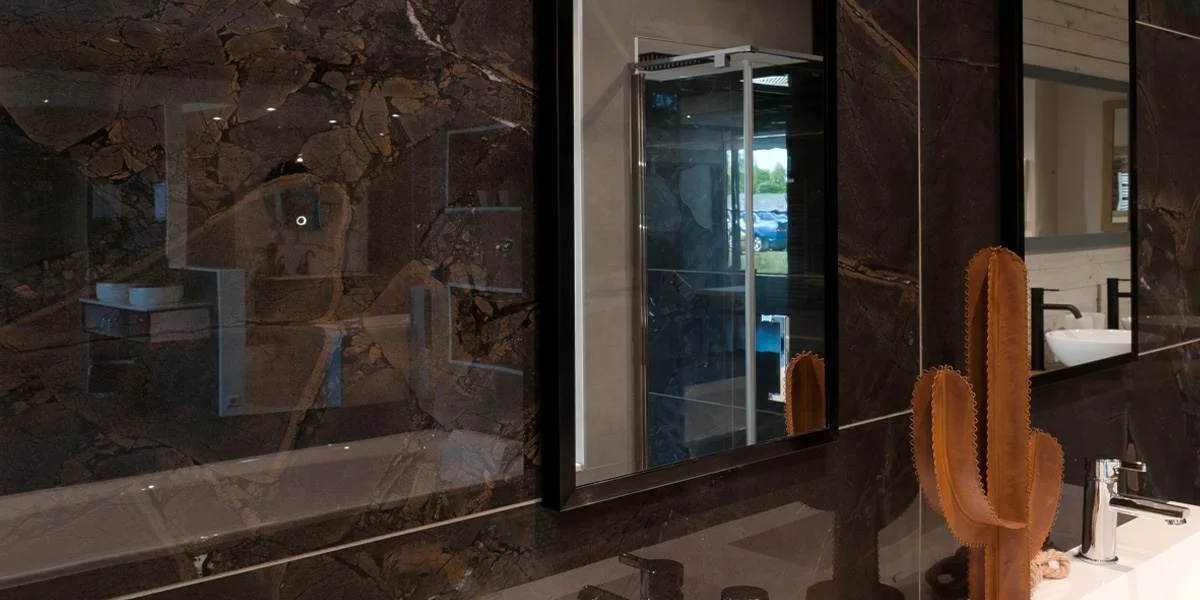 Bruine marmerlook badkamer | Jan van Sundert