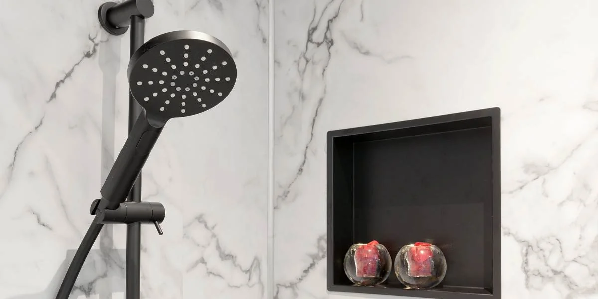 Marmerlook badkamer met zwart sanitair | Jan van Sundert
