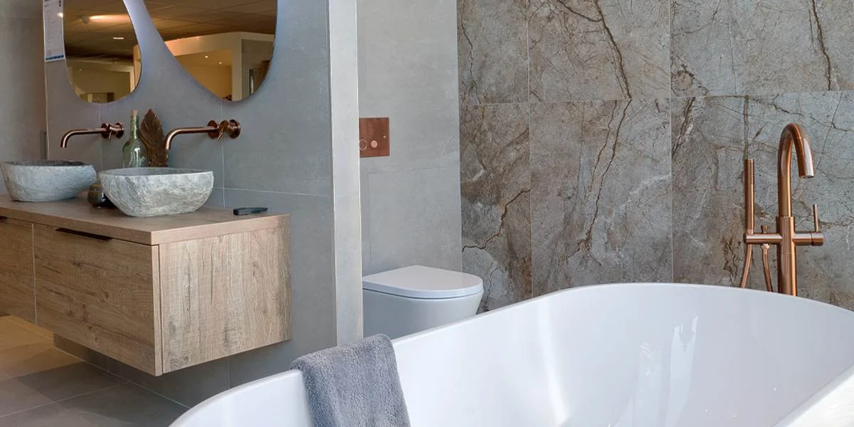 Beige marmerlook badkamer Stone | Jan van Sundert