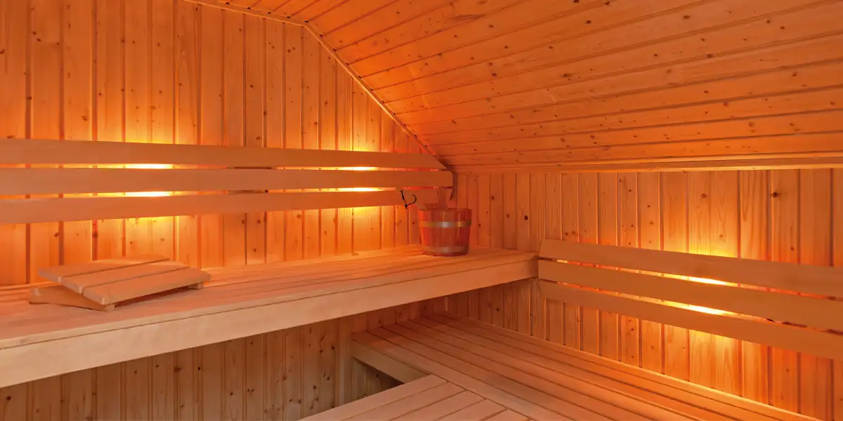 sauna op maat met een schuin dak